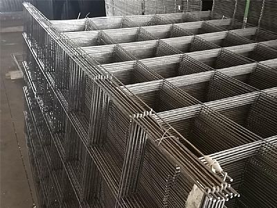 鋼絲焊接網(wǎng)片以鋼絲為原料,經(jīng)過(guò)專業(yè)設(shè)備加工成網(wǎng)狀